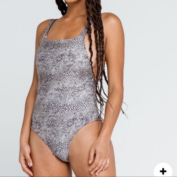 Volcom Leaf it to be one piece swim suit - Picture 5 of 8
